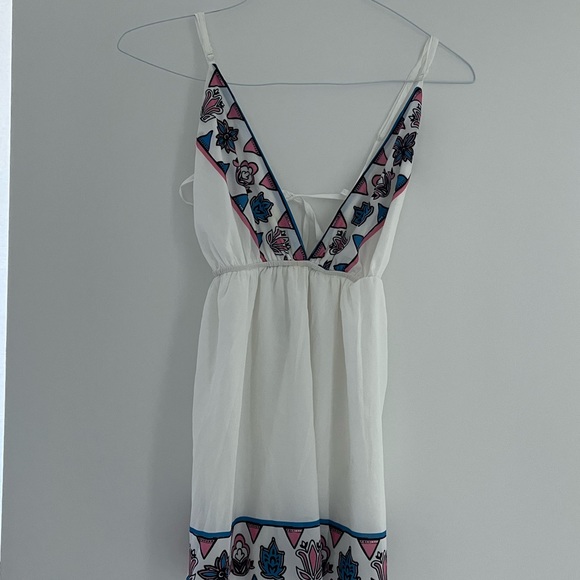 Sabo Skirt - White Backless Dress - Picture 2 of 5